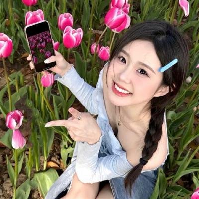 她背后的那双手